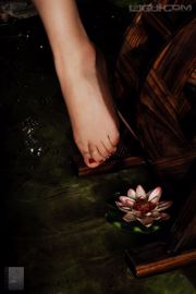 Người mẫu Karuru "Phong cảnh kỳ lạ và bàn chân đẹp" [丽 柜 LiGui] Bức ảnh chụp đôi chân ngọc trong đôi tất